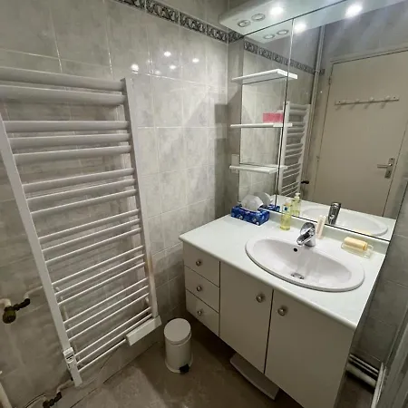 T4 Avec Parking, Balcon Et Proche Commerces A - Fr-1-239-921